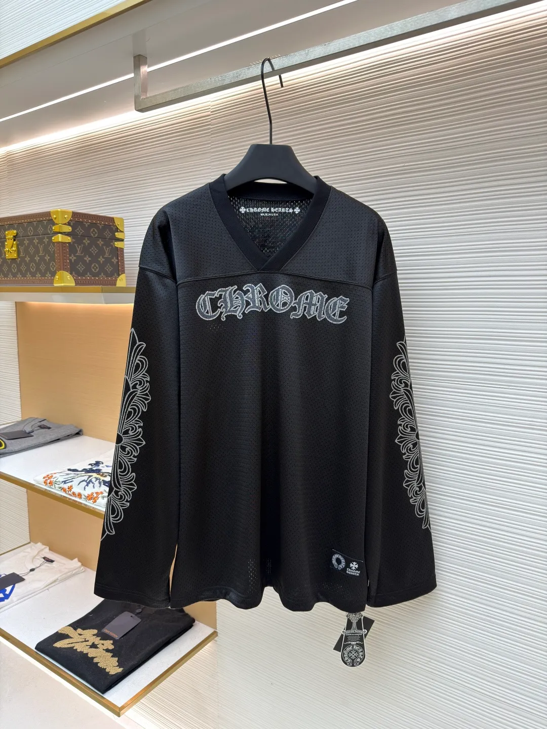 Chrome Hearts Ice Hockey Uniform Letter Printed Long Sleeve ●Original: Purchased and developed by 15539 ●Item No.: 1681770-A15 ●Fabric: High-density breathable mesh fabric ●Technology: Printing ●Color: Black ●Version: Fitted version ●Weight: about 565 grams ●Size: S-M-L ●Description: Made of high-density breathable mesh fabric, treated with soft washing technology, it is smooth to the touch and breathable, and will not feel stuffy after long-term wear. The side of the trousers is decorated with embossed pattern embroidery, which is made through multi-layer needlework technology. The texture is three-dimensional and exquisite, and it is not easy to fall off, highlighting the dark aesthetic style of the brand. The waist is equipped with a drawstring design, which is suitable for various waistlines and can be worn without restraint. The fit is a loose, straight cut, with natural hems to ensure a neat look and plenty of room for movement. The stitching of the whole trousers is neat and even, and there is no accumulation of burrs in the details. The size is measured manually (an error of 1-3CM is normal). The craftsmanship balances comfort attributes and trendy design. It is a street style item with both practicality and style. The overall wiring is straight and delicate, the fabric is comfortable and soft, and the color is consistent without color difference. It can be matched with the same style to create a fashionable look and control various occasions. Customized accessories, complete with three standards, same style for men and women!